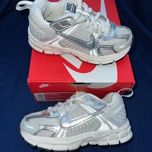 Nike Kids “Vomero 5” Metallic Silver and White Sneakers